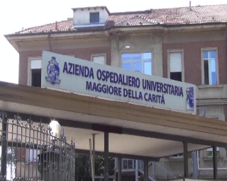 Cade da 10 metri in un supermercato nel Novarese, è grave